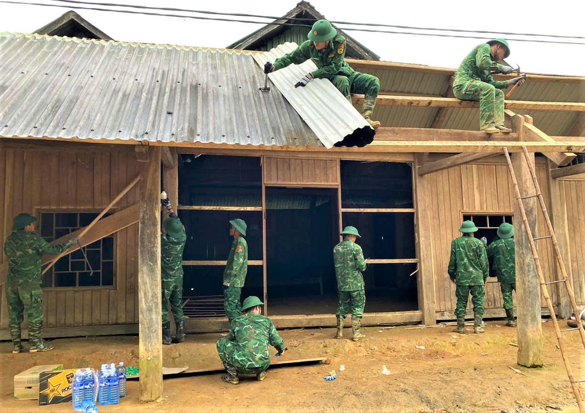 Cán bộ, chiến sĩ Đồn Biên phòng Ga Ry giúp dân dựng lại nhà để đảm bảo ổn định cuộc sống. Ảnh: Chí Đại.