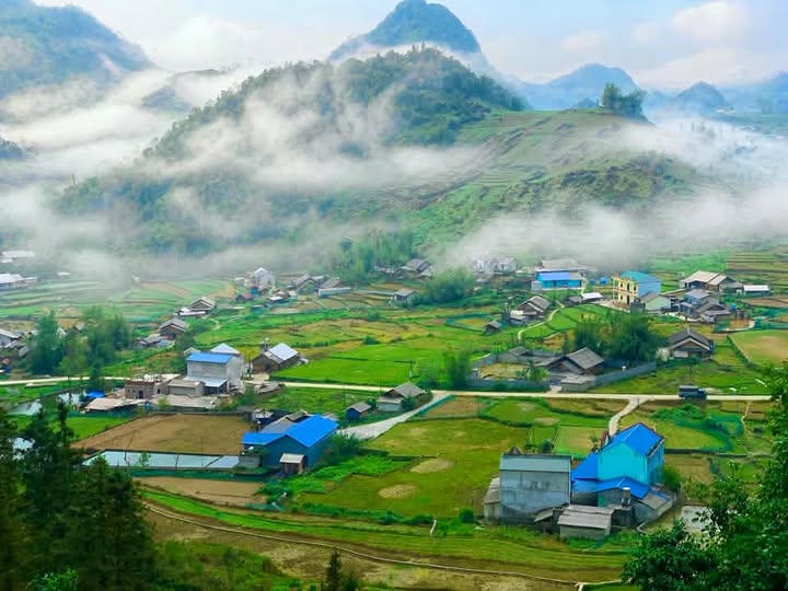 Bản làng ở Tùng Vài bồng bềnh cùng mây trắng hiện hữu, thanh khiết, bình dị, mộc mạc như chính con người và mảnh đất nơi đây.