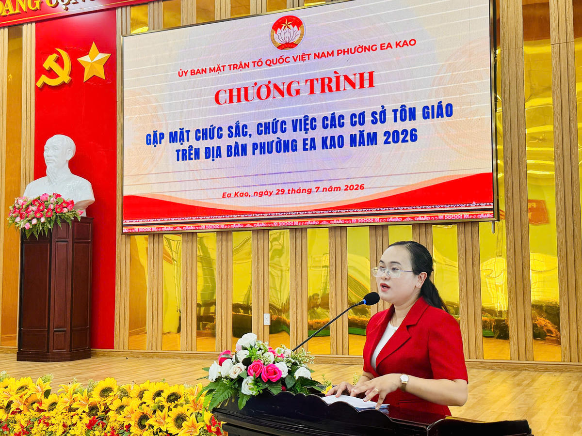 Bà H'Hương Bkrông, Chủ tịch Ủy ban MTTQ Việt Nam phường Ea Kao phát biểu. Ảnh: Thanh Nga.