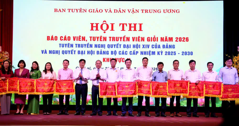 Ban Tổ chức trao cờ lưu niệm cho đại diện 21 trưởng đoàn tham gia hội thi. Ảnh: TL.
