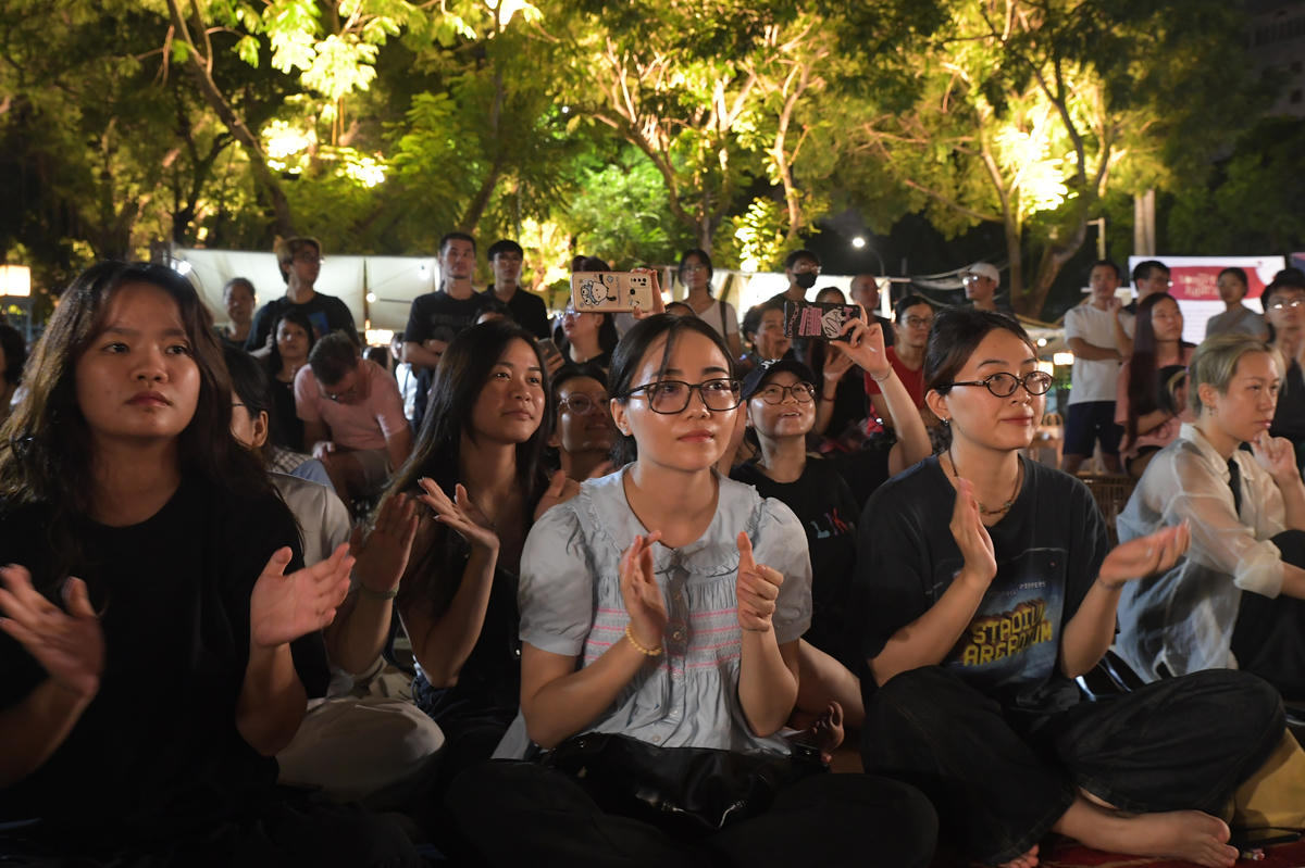 Khán giả thưởng thức, cảm nhận nhịp sống bình dị của người Hà Nội trong không gian nghệ thuật.