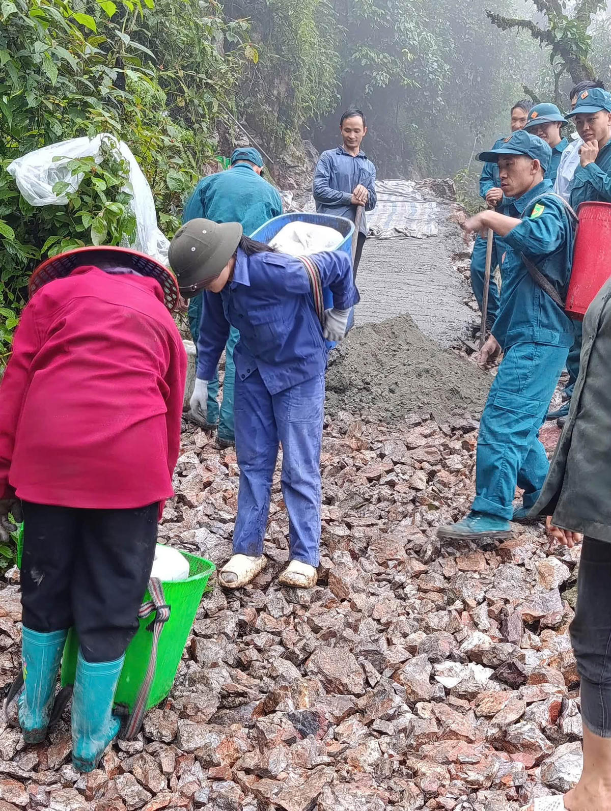 Đường bê tông vùng biên có được, người dân phải gùi bộ từng can nước, đá, cát sỏi, xi măng vượt suối, băng rừng…chỉ có ý chí và đoàn kết của Tùng Vài.