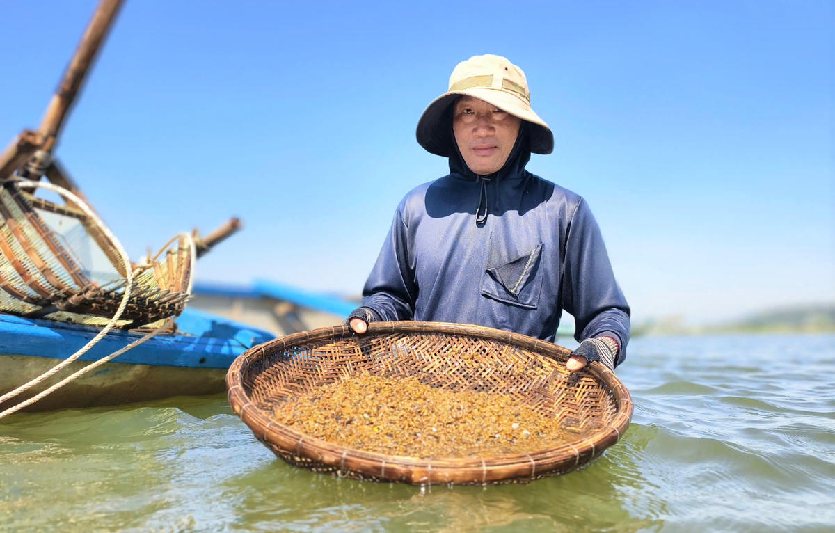 Niềm vui của người dân khi cào trúng don. Ảnh: DL.