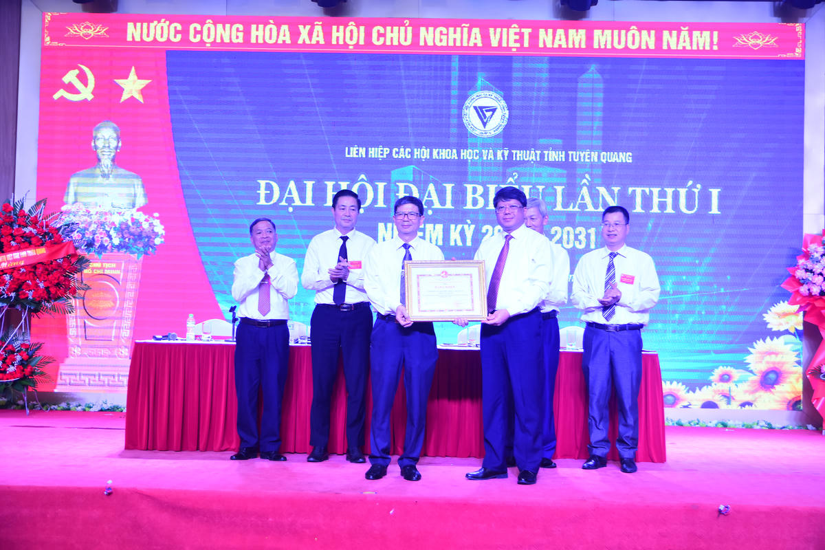 Ông Hà Trung Kiên, Ủy viên Ban Thường vụ Tỉnh ủy, Phó Chủ tịch Thường trực Ủy ban MTTQ Việt Nam tỉnh Tuyên Quang tặng Bằng khen của UBND tỉnh cho tập thể có thành tích xuất sắc. Ảnh: Xuân Trường.