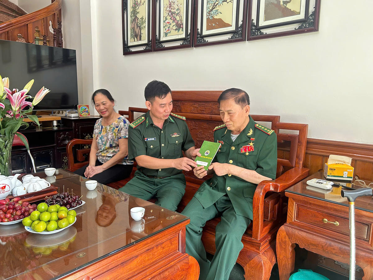 Đại tá Ninh Xuân Trọng, Chủ nhiệm chính trị BĐBP tỉnh Lạng Sơn thăm hỏi, tặng quà cán bộ thương binh nguyên là lãnh đạo, cán bộ BĐBP tỉnh. Ảnh: BĐBP tỉnh Lạng Sơn