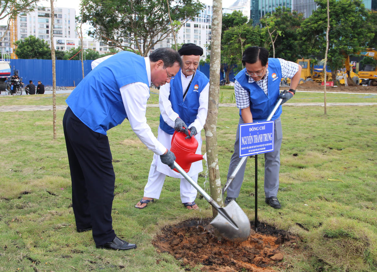 Lãnh đạo Ủy ban MTTQ Việt Nam TPHCM trồng cây xanh trong vườn cây Đại đoàn kết tại Công viên Tân Mỹ, phường Tân Mỹ. Ảnh: Q.Đ.