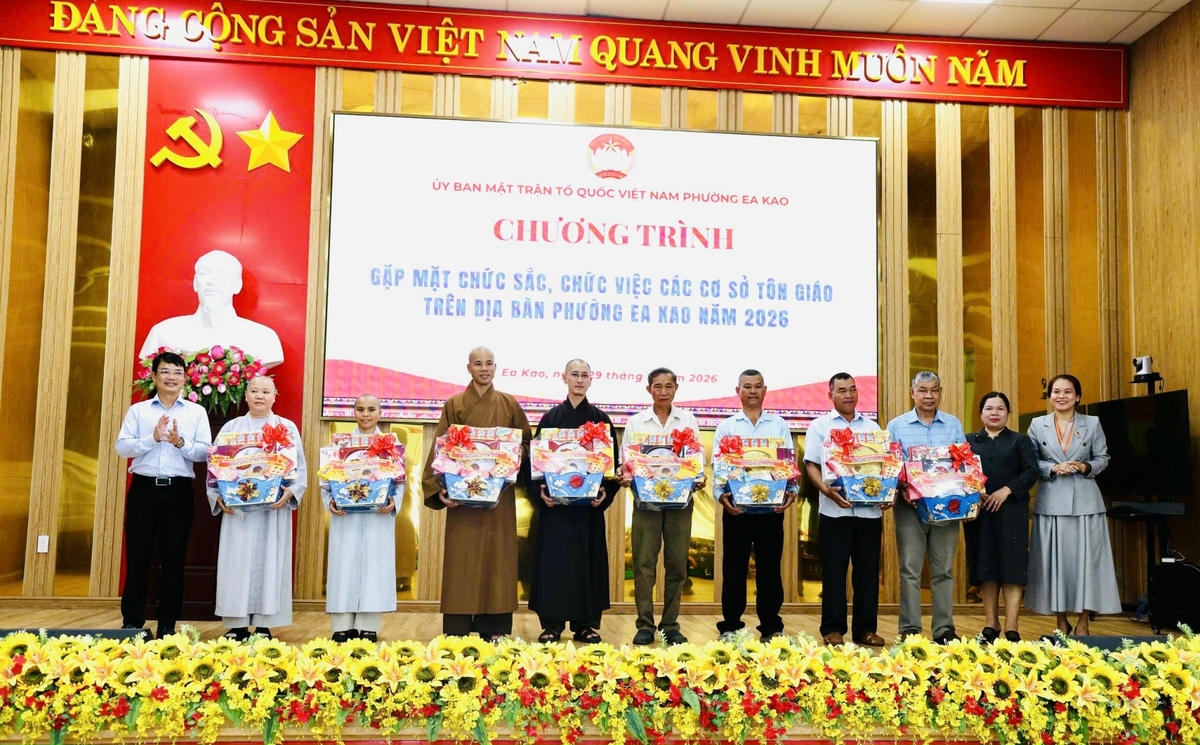 Ông Đặng Gia Duẩn, Bí thư Đảng ủy, Chủ tịch HĐND phường Ea Kao tặng quà cho các cơ sở tôn giáo. Ảnh: Võ Hằng.