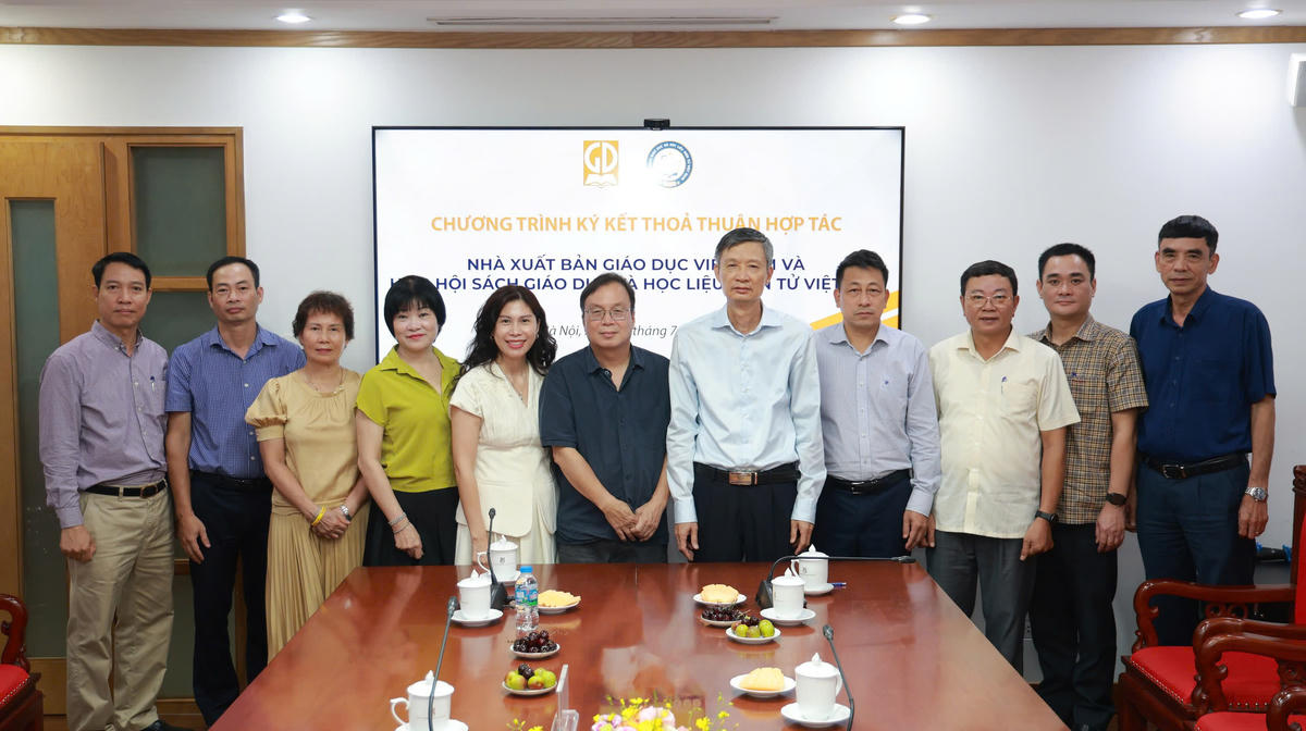 Hai bên cũng sẽ cùng nghiên cứu xây dựng bộ tiêu chí đánh giá, quy trình rà soát và hệ thống tiêu chuẩn chất lượng đối với sách điện tử, học liệu số, thay vì chỉ thẩm định từng sản phẩm riêng lẻ.