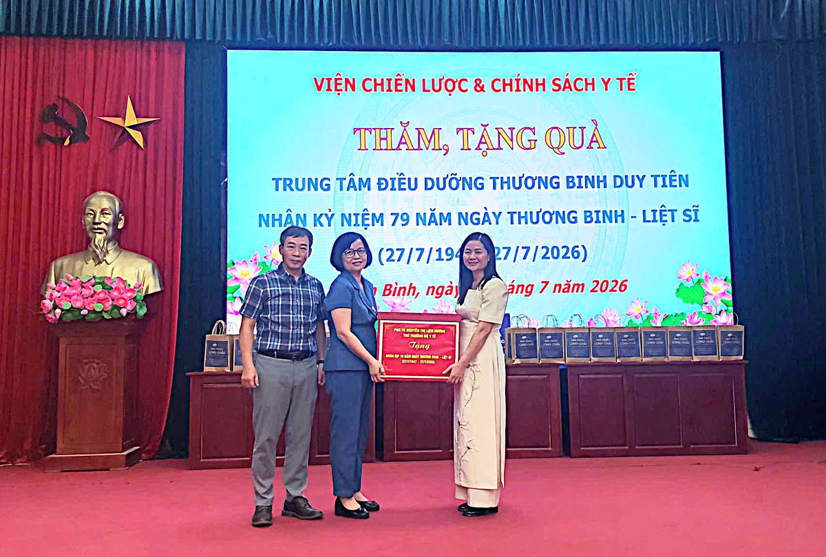 TS. Nguyễn Khánh Phương - Viện trưởng Viện Chiến lược và Chính sách Y tế trao quà của PGS.TS. Nguyễn Thị Liên Hương, Thứ trưởng Bộ Y tế cho đại diện Trung Tâm Điều dưỡng thương binh Duy Tiên. Ảnh: Viện Chiến lược và Chính sách Y tế.