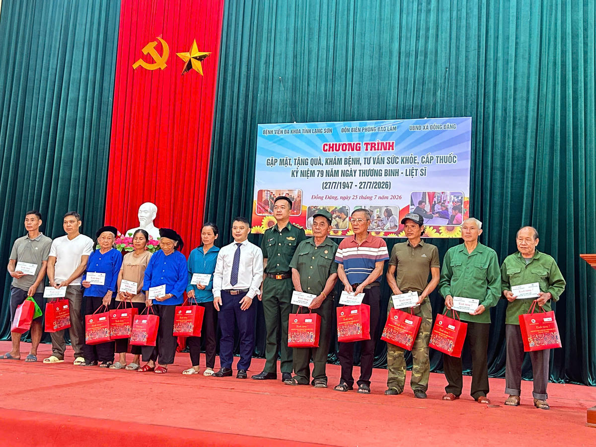 Đồn Biên phòng Bảo Lâm (BĐBP tỉnh Lạng Sơn) phối hợp với UBND xã Đồng Đăng và Bệnh viện Đa khoa tỉnh Lạng Sơn tổ chức gặp mặt, tặng quà và tư vấn sức khỏe, cấp thuốc miễn phí cho các gia đình chính sách. Ảnh: BĐBP tỉnh Lạng Sơn