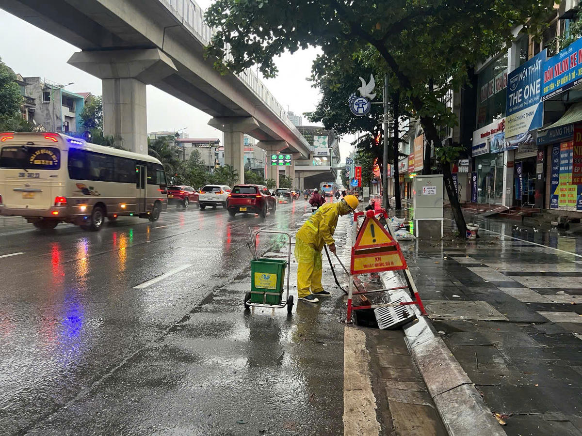 Công nhân Công ty TNHH MTV Thoát nước Hà Nội ứng trực tại đường Quang Trung, nhằm bảo đảm hệ thống thoát nước hoạt động thông suốt.