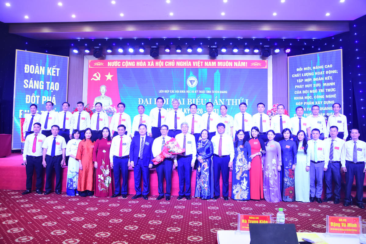 Lãnh đạo Hội Khoa học và Kỹ thuật Việt Nam, UBND, Ủy ban MTTQ Việt Nam tỉnh Tuyên Quang chụp ảnh lưu niệm cùng Ban Chấp hành nhiệm kỳ 2026-2031. Ảnh: Xuân Trường.