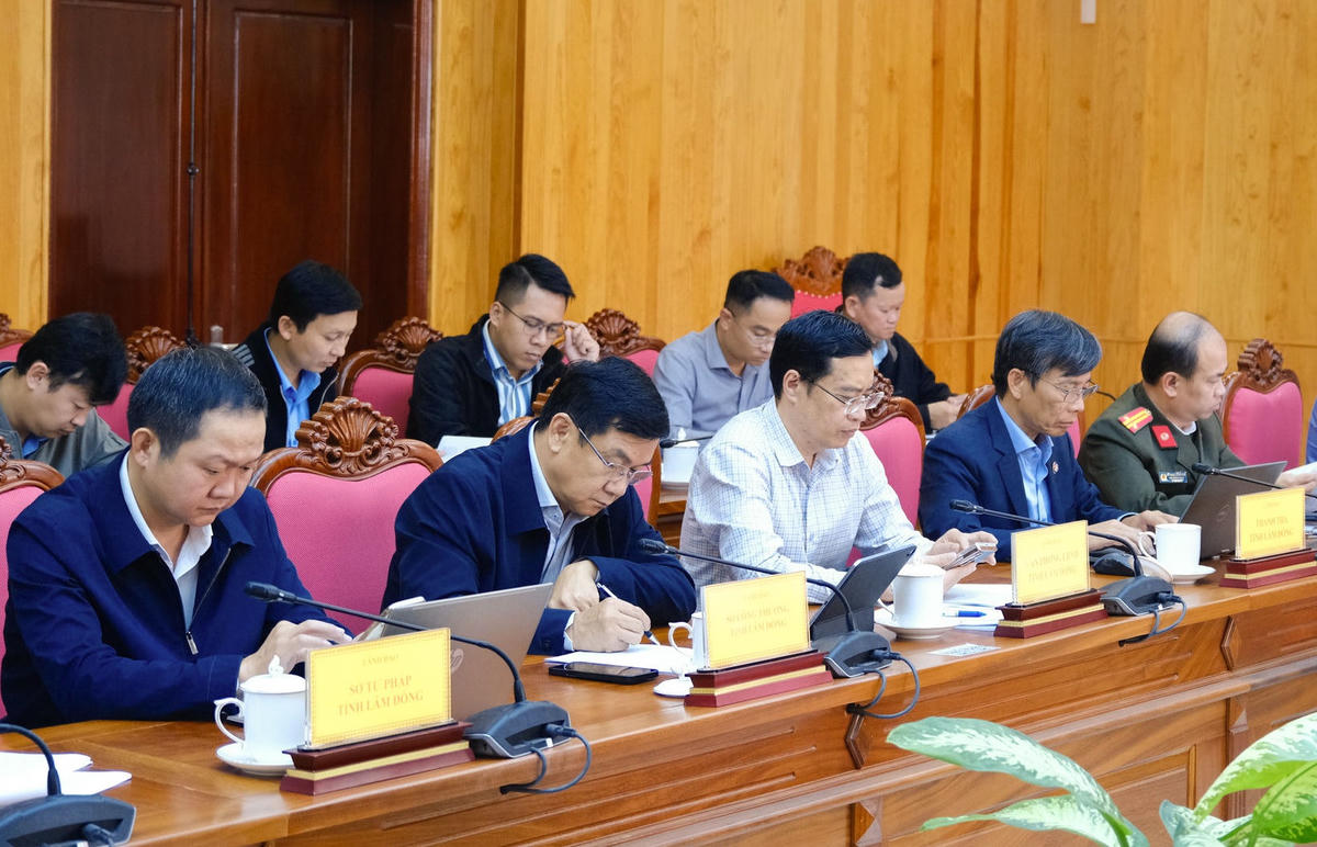 Lãnh đạo các sở, ngành, đơn vị tham dự buổi làm việc.