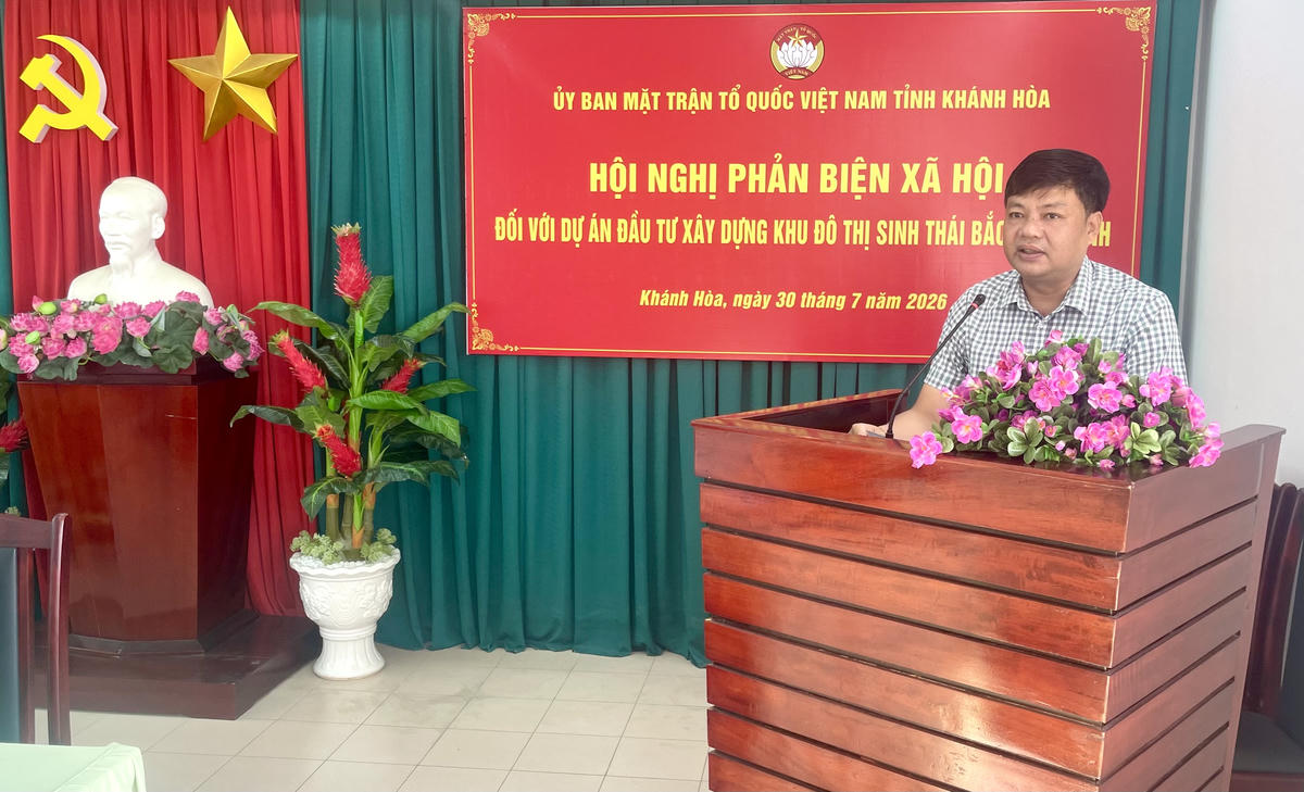 Ông Lê Văn Hoan, Phó Chủ tịch Ủy ban Mặt trận Tổ quốc Việt Nam tỉnh Khánh Hòa đang phát biểu tại hội nghị. Ảnh Thùy Trang