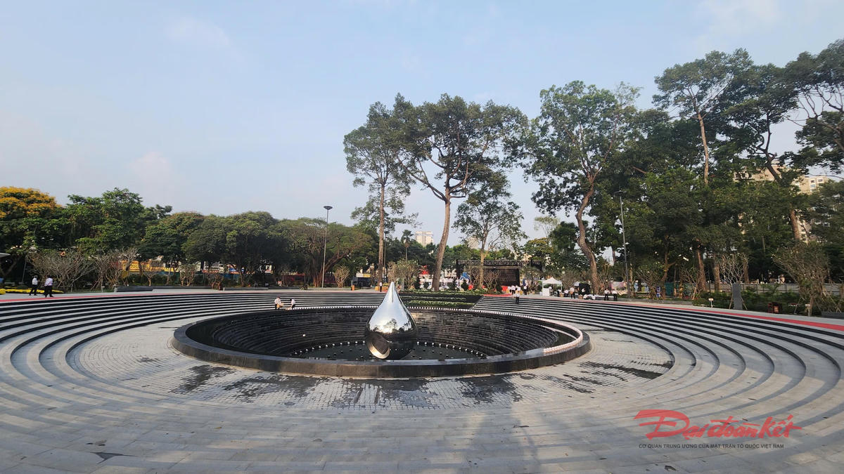 Tượng đài "Giọt nước" nằm tại quảng trường trung tâm công viên và cao 6 m được chế tác bằng inox gương. Ảnh: T.Luân.