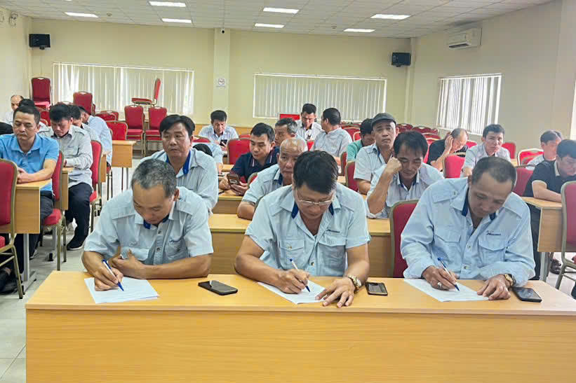 Toàn bộ cán bộ, lái xe tham dự hội nghị ký cam kết chấp hành nghiêm các quy định về trật tự, an toàn giao thông và xây dựng văn hóa phục vụ hành khách.