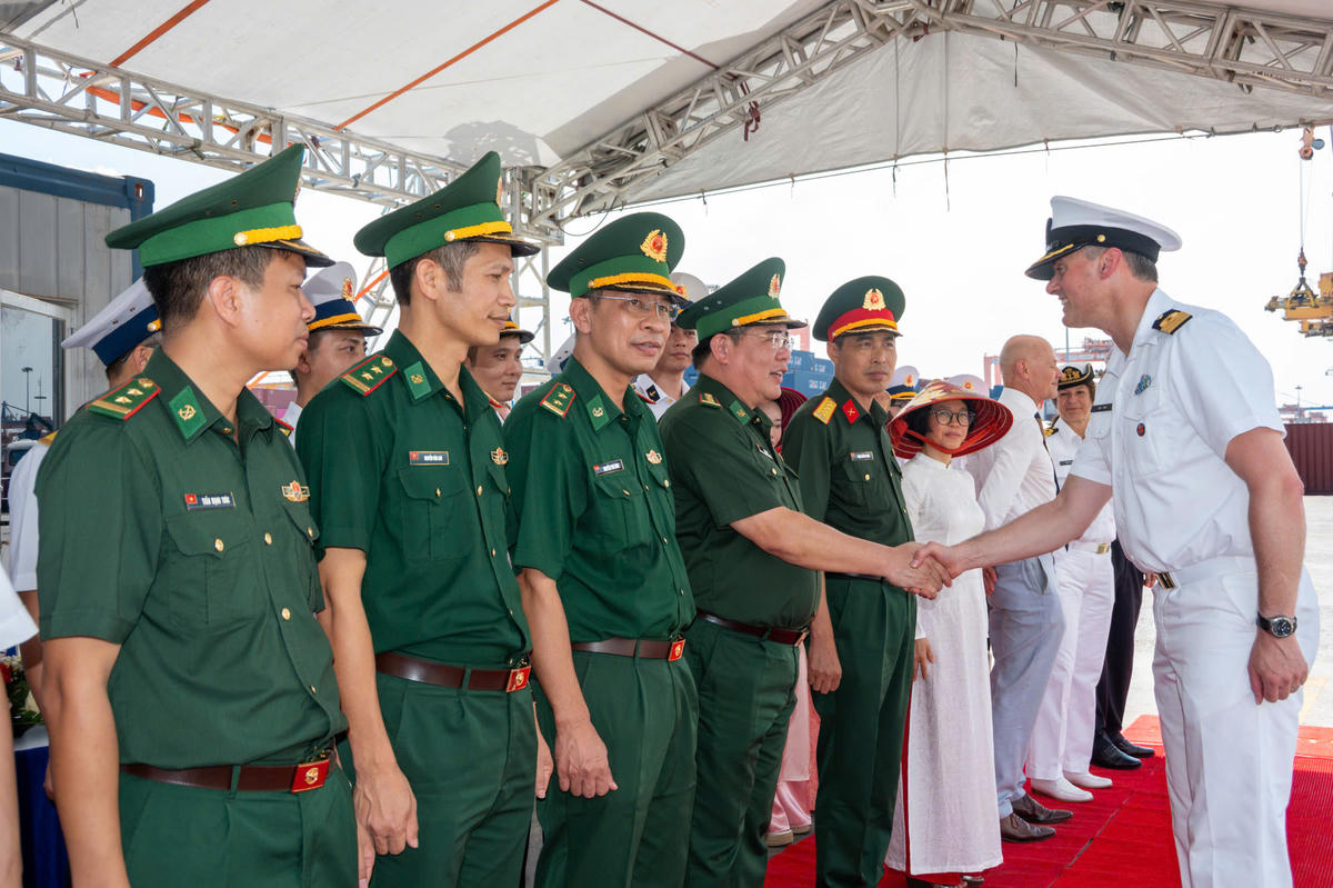 Đại diện tàu Hải quân Hoàng gia Hà Lan HNLMS De Ruyter thăm Cảng Hải Phòng. Ảnh: QS.
