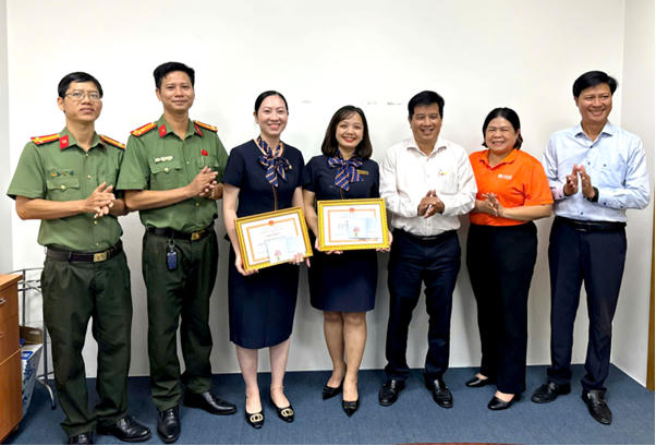 Đại diện lãnh đạo Phòng An ninh mạng và phòng, chống tội phạm sử dụng công nghệ cao Công an tỉnh Cà Mau trao tặng giấy khen cho 2 cán bộ ngân hàng SHB.
