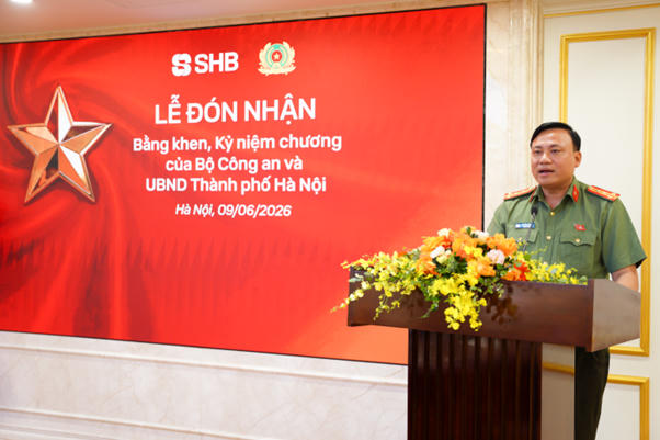 Đại tá Nguyễn Tiến Đạt, Phó Giám đốc Công an TP Hà Nội biểu dương, ghi nhận và chúc mừng những thành tích mà tập thể cán bộ nhân viên SHB đã đạt được trong thời gian qua.