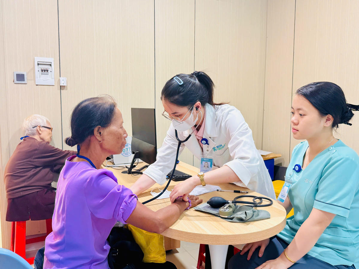 Người dân được hướng dẫn tận tình từ khâu tiếp nhận, khám bệnh đến tư vấn điều trị. Ảnh: Thanh Nga.