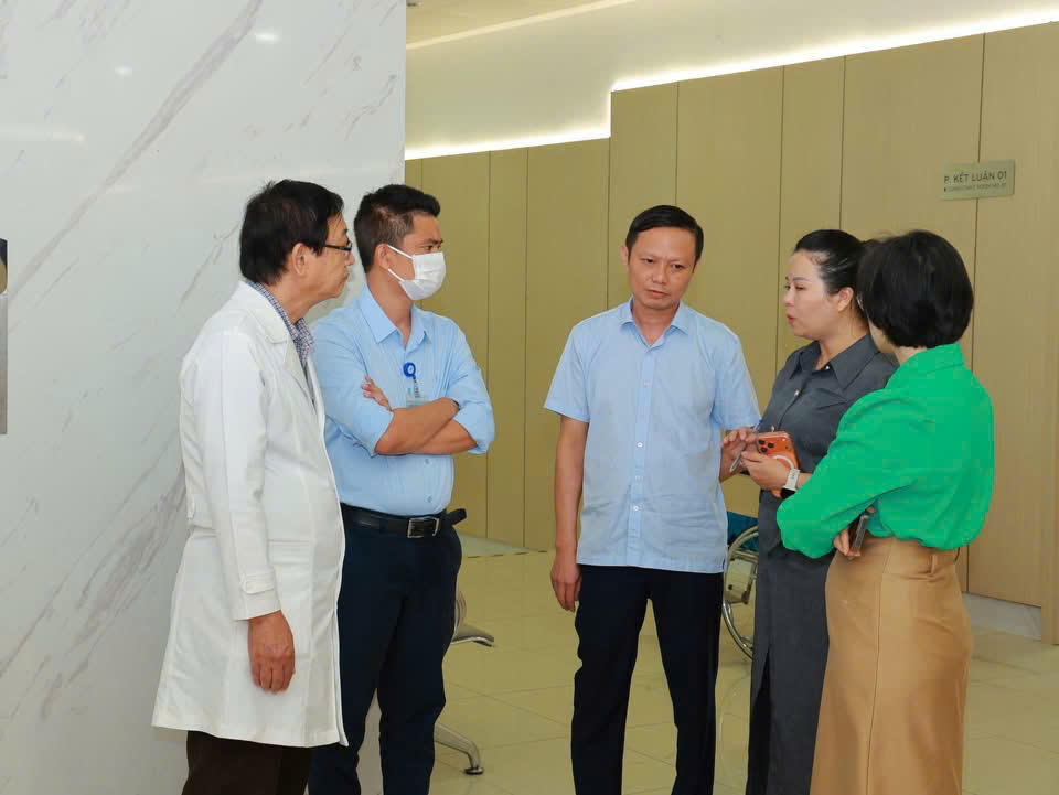 Ông Phạm Trung Nghĩa, Phó Bí thư Đảng ủy, Chủ tịch UBND phường Tân An (đứng giữa) đang trao đổi với Ban Giám đốc Bệnh viện Đại học Y Dược Buôn Ma Thuột về quy trình khám chữa bệnh cho các đối tượng ưu tiên. Ảnh: