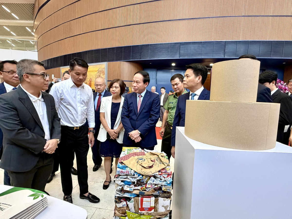 Phó Thủ tướng Chính phủ Lê Tiến Châu tham quan các gian hàng của doanh nghiệp Hải Phòng trước thềm hội nghị. Ảnh: PT. 
