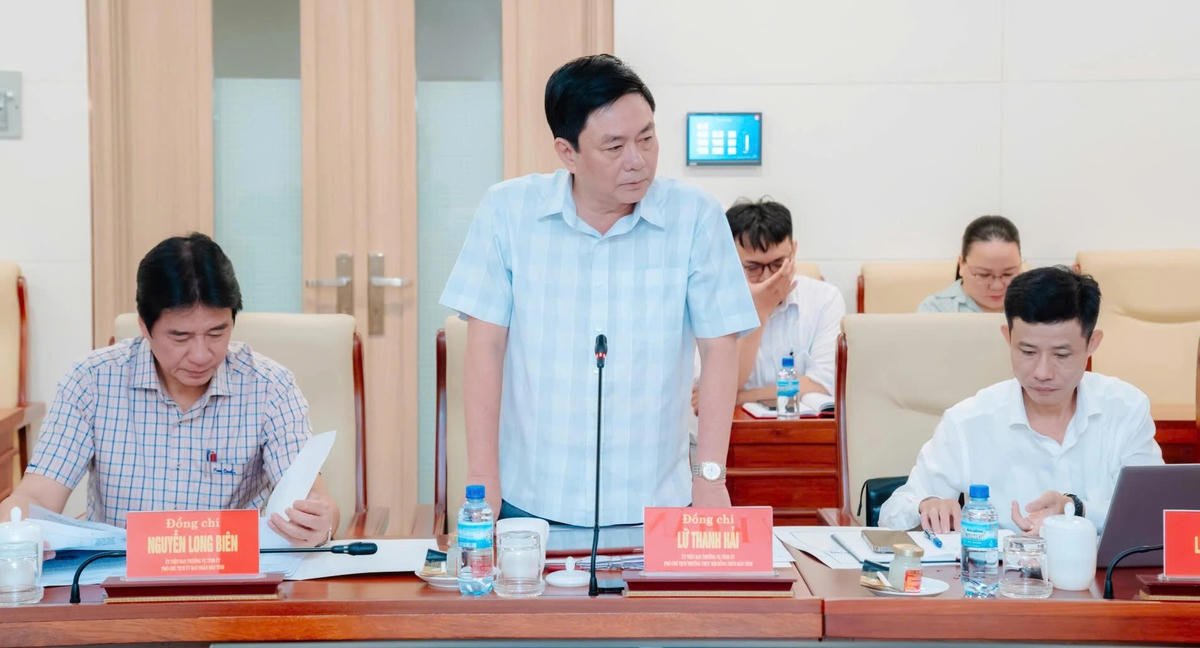 Ông Lữ Thanh Hải, Phó Chủ tịch Thường trực HĐND tỉnh  Khánh Hòa phát biểu tại hội nghị.