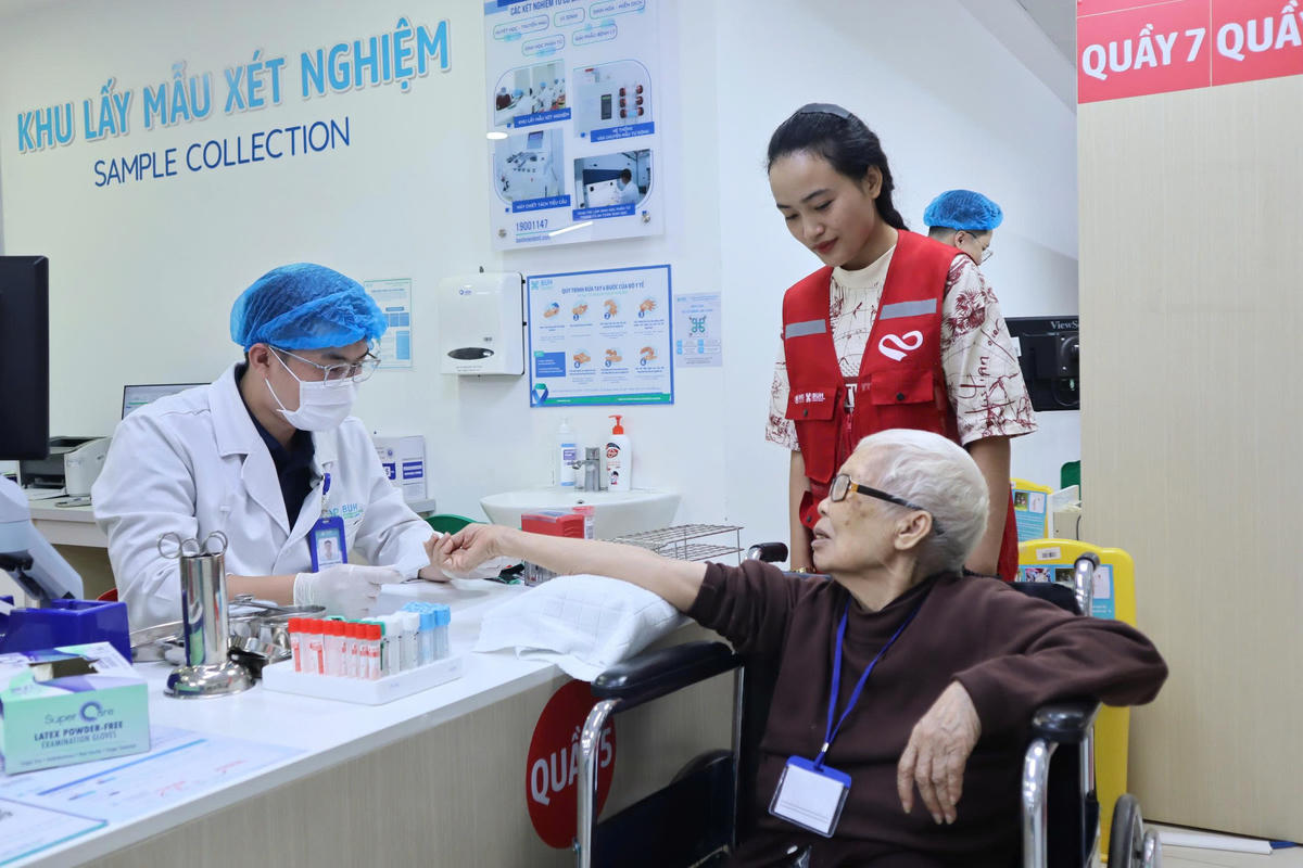 Bà Phạm Thị Thành (86 tuổi, tổ dân phố 5, phường Tân An) đang được các bác sĩ Bệnh viện Đại học Y Dược Buôn Ma Thuột lấy máu xét nghiệm. Ảnh: Thanh Nga.