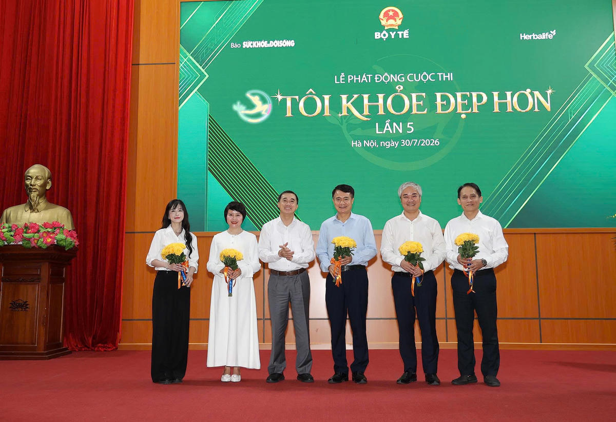 GS.TS Trần Văn Thuấn - Thứ trưởng Bộ Y tế tặng hoa Ban Tổ chức và Hội đồng Giám khảo cuộc thi.  