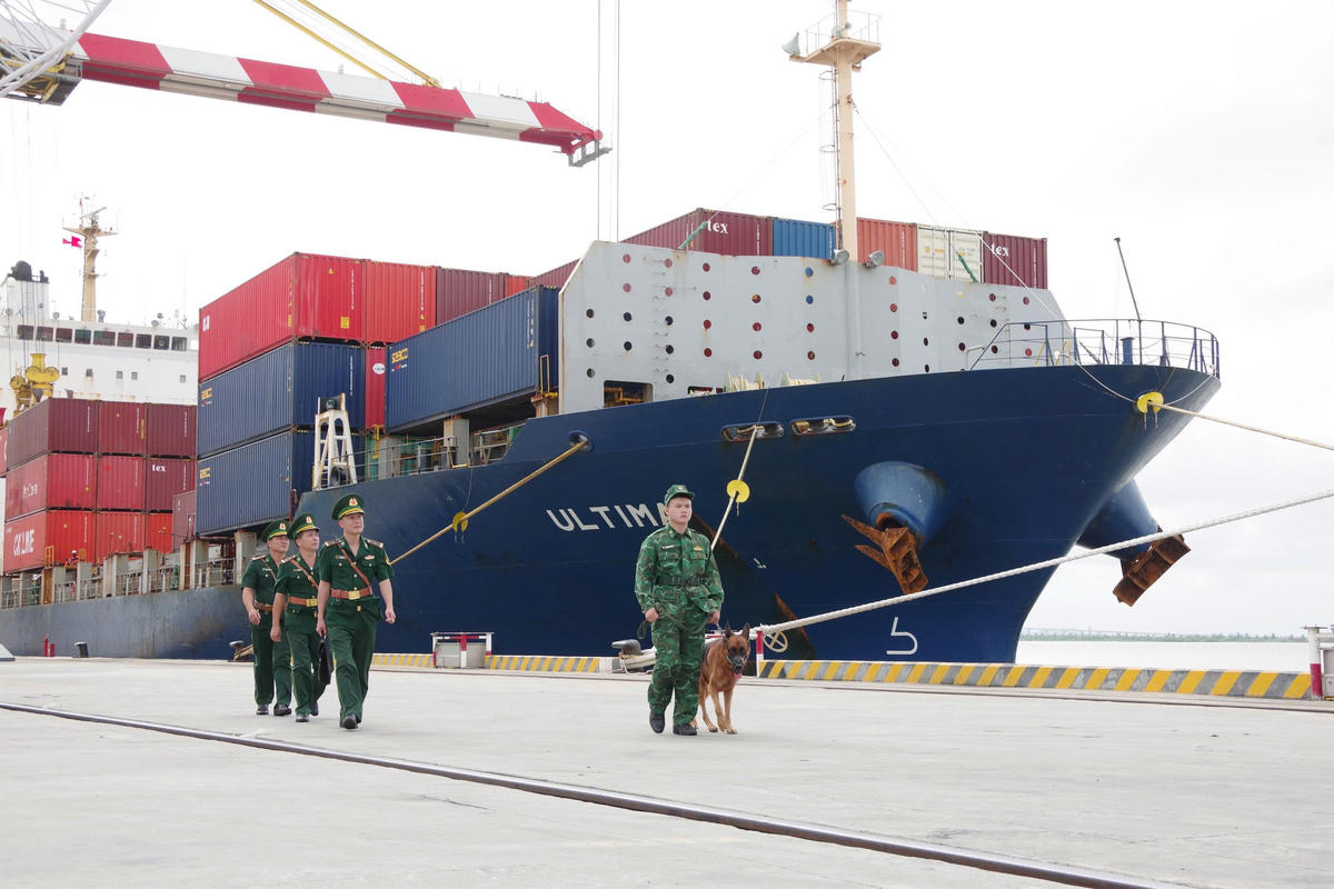 Công tác tuần tra kiểm soát bảo vệ an ninh trật tự tại khu vực Cửa khẩu Cảng Hải Phòng. Ảnh: QS.