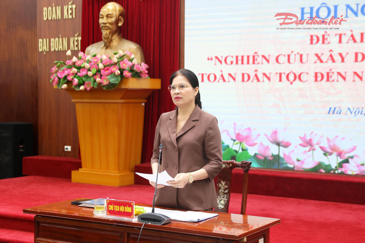 Phó Chủ tịch - Tổng Thư ký UBTƯ MTTQ Việt Nam Hà Thị Nga phát biểu tại Hội nghị.