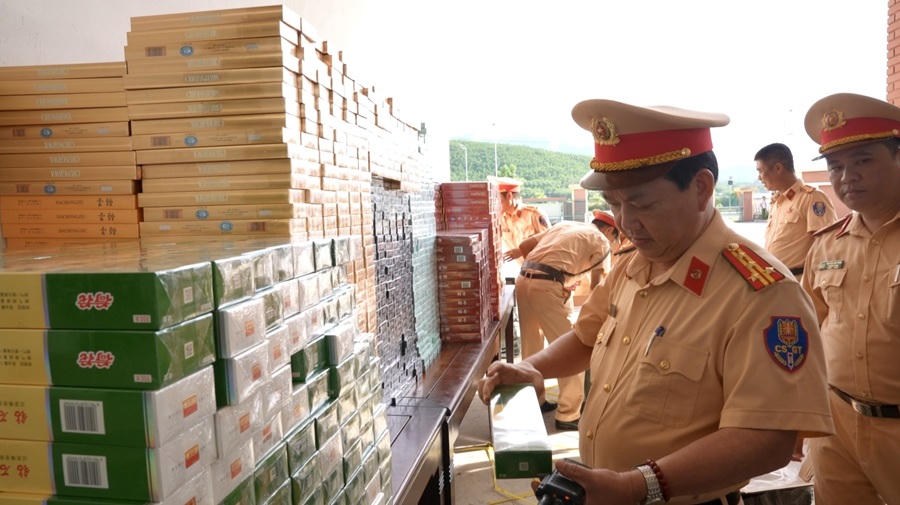 Lực lượng CSGT phát hiện hàng chục nghìn gói thuốc lá không rõ nguồn gốc. Ảnh: C.A.