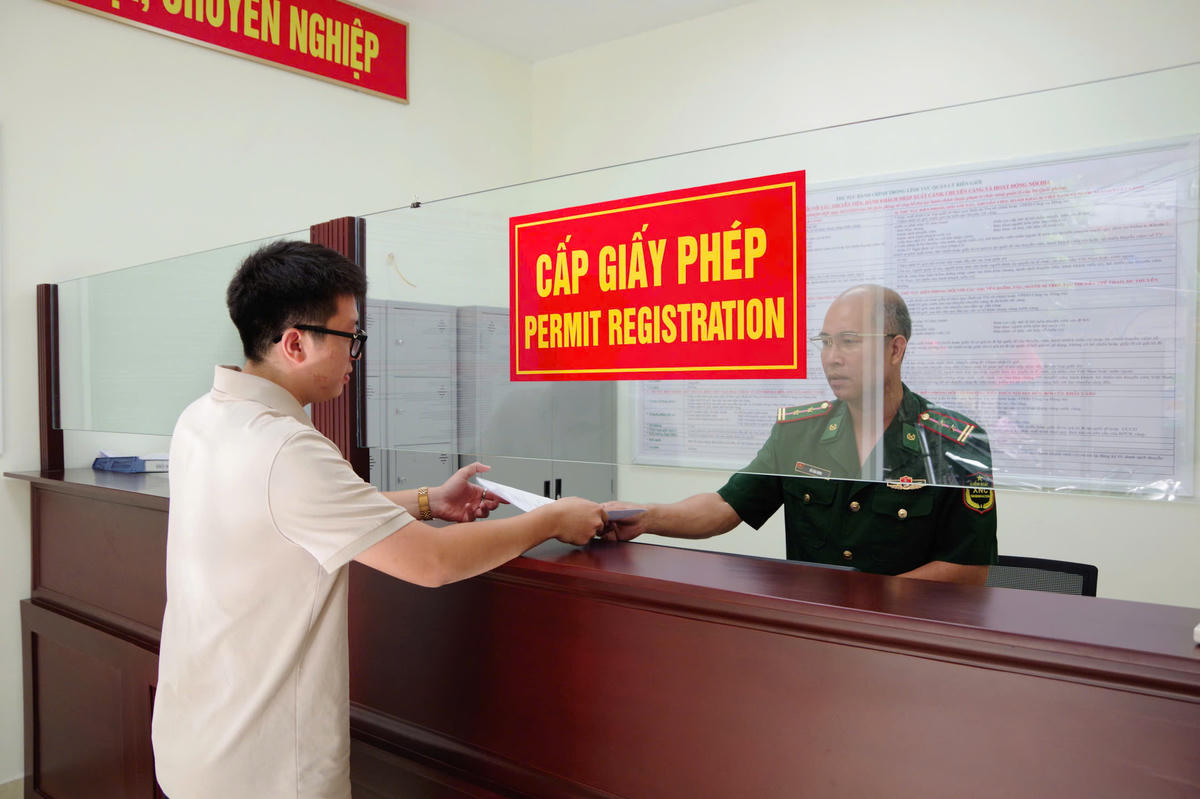 Hiện tại, thời gian hoàn thành thủ tục biên phòng cho một chuyến tàu chỉ còn khoảng 3-5 phút. Ảnh: QS.