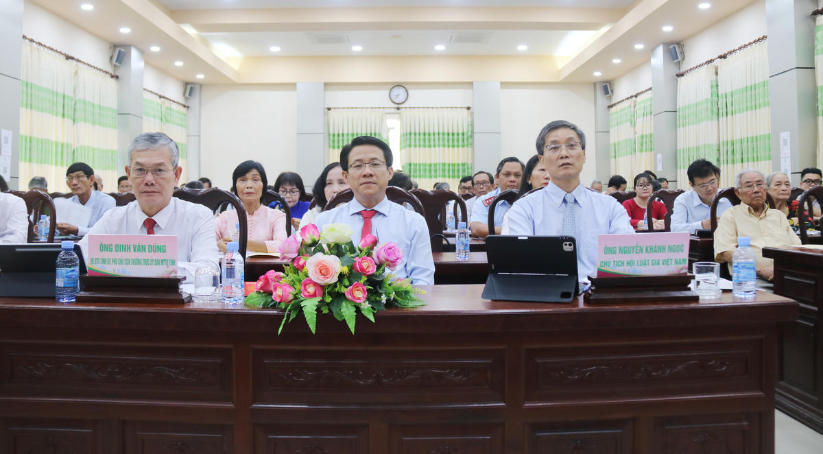Ông Nguyễn Khánh Ngọc - Chủ tịch Hội Luật gia Việt Nam và ông Đinh Văn Dũng - Phó Chủ tịch Thường trực Ủy ban MTTQ Việt Nam tỉnh Đồng Tháp cùng các đại biểu dự hội nghị. (Ảnh: Trung Ngãi).