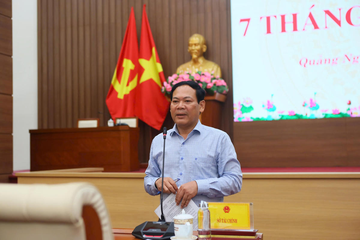 Ông Phạm Hữu Thịnh, Phó Giám đốc Sở Tài chính tỉnh Quảng Ngãi thông tin tại buổi họp báo 7 tháng đầu năm 2026. Ảnh: Nguyễn Tín.