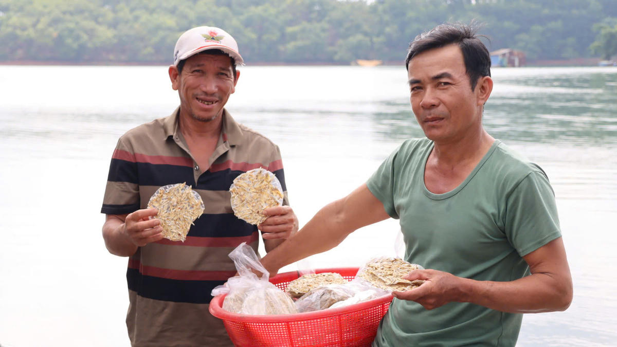 Người dân làng chai Sê San bên sản phẩm bánh tráng cá cơm. Ảnh: Chí Đại.