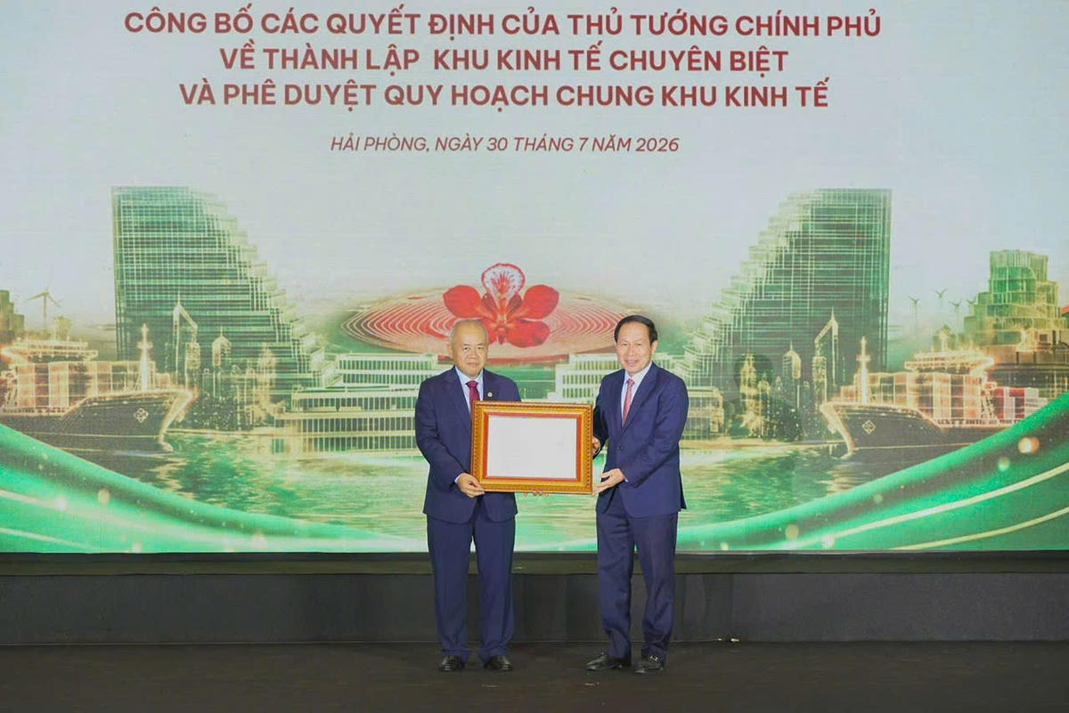 Phó Thủ tướng Chính phủ Lê Tiến Châu trao quyết định của Thủ tướng Chính phủ về việc thành lập Khu kinh tế chuyên biệt cho TP Hải Phòng. Ảnh: ĐT. 