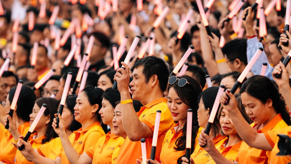 Tinh thần đoàn kết, tình yêu đất nước được lan tỏa cùng đại gia đình SHB. Ảnh: SHB.