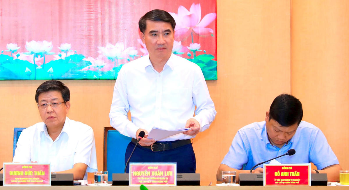 Phó Chủ tịch UBND TP Nguyễn Xuân Lưu báo cáo tại hội nghị.
