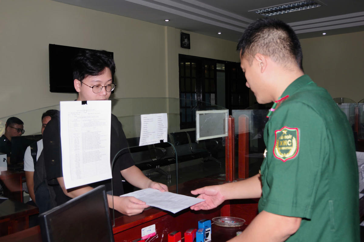 Cán bộ biên phòng cửa khẩu Cảng Hải Phòng phục vụ thân thiện, tận tình tạo thiện cảm cho người dân và doanh nghiệp. Ảnh: QS.