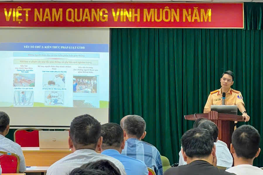 Báo cáo viên Đội CSGT đường bộ số 6 phổ biến các quy định mới của Luật Trật tự, an toàn giao thông đường bộ và kỹ năng phòng ngừa tai nạn cho đội ngũ lái xe buýt.