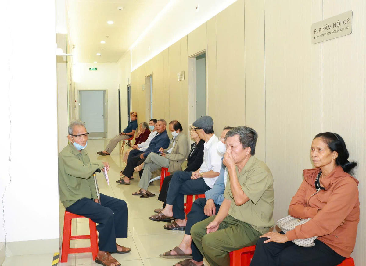 Các đối tượng ưu tiên ở phường Tân An đang ngồi chờ đến lượt được khám bệnh. Ảnh: Thanh Nga.