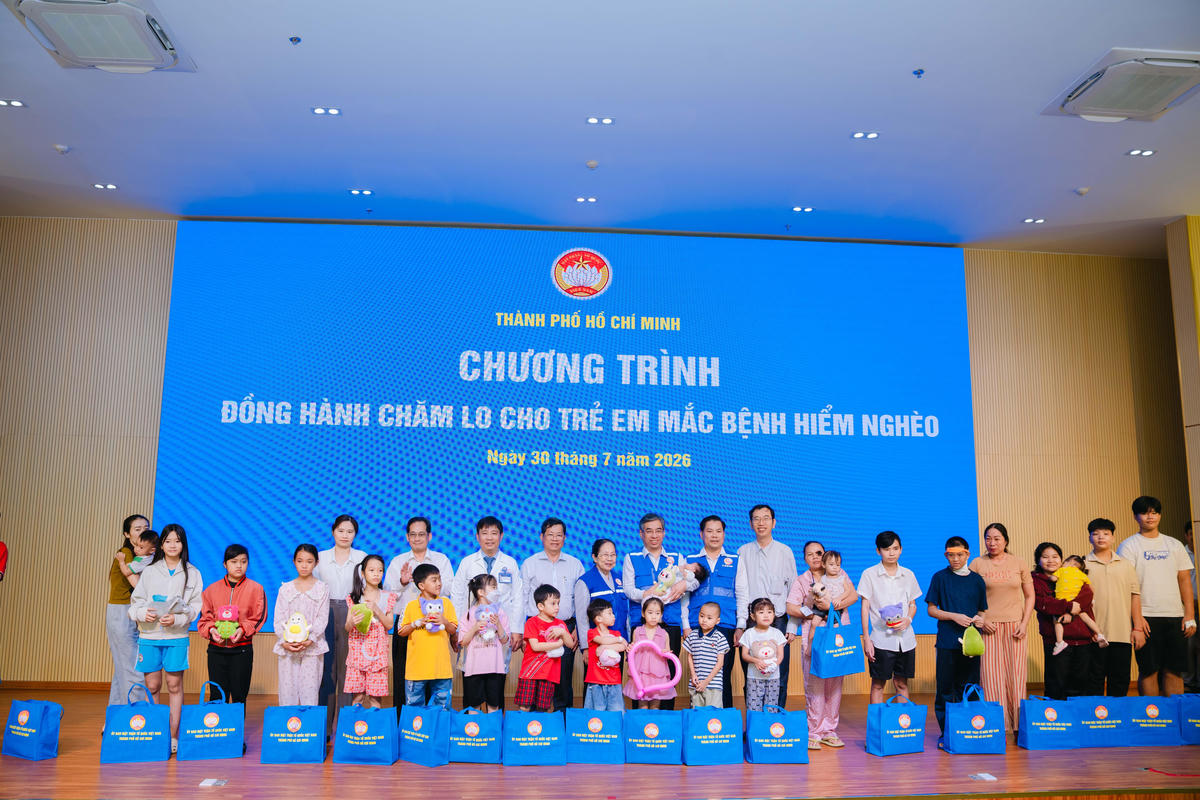 Ông Nguyễn Phước Lộc trao quà cho các em nhỏ. Ảnh: MT.