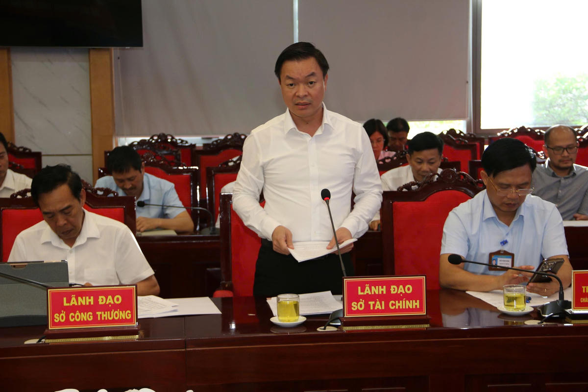 Giám đốc Sở Tài chính tỉnh Sơn La Hoàng Văn Vạn thông tin về tình hình thu hút đầu tư các dự án phát triển năng lượng tái tạo. Ảnh: T.H