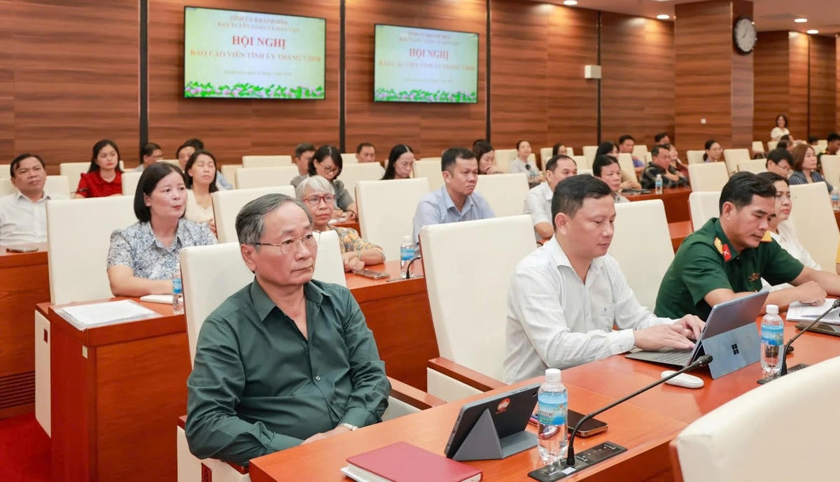 Các đại biểu tham dự hội nghị tại điểm cầu chính của tỉnh Khánh Hòa.