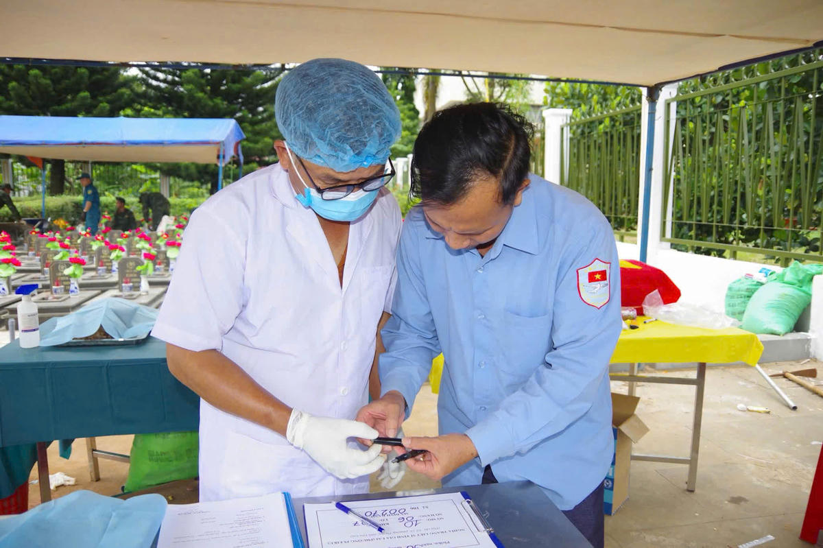 Lực lượng chức năng phát hiện cây bút khắc tên liệt sĩ. Ảnh: HB.