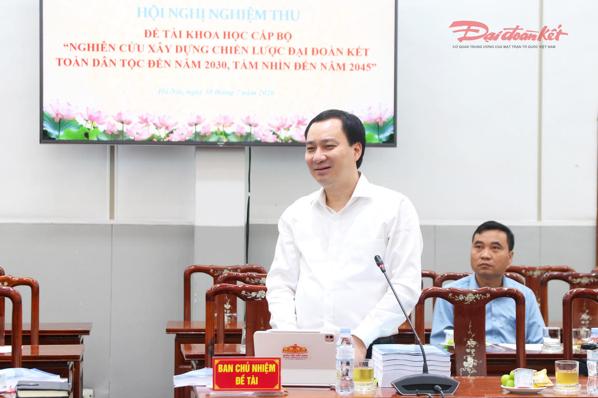 TS Vũ Văn Tiến - nguyên Trưởng ban Tuyên giáo Cơ quan UBTƯ MTTQ Việt Nam, Chủ nhiệm Đề tài phát biểu tại Hội nghị.