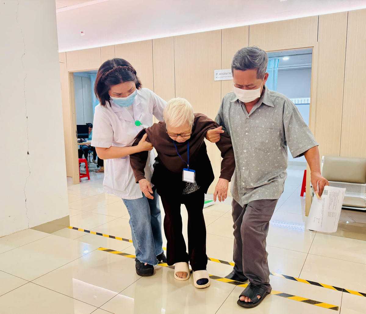 Người dân đến khám bệnh được y, bác sĩ tại Bệnh viện Đại học Y Dược Buôn Ma Thuột giúp đỡ tận tình. Ảnh: Thanh Nga.