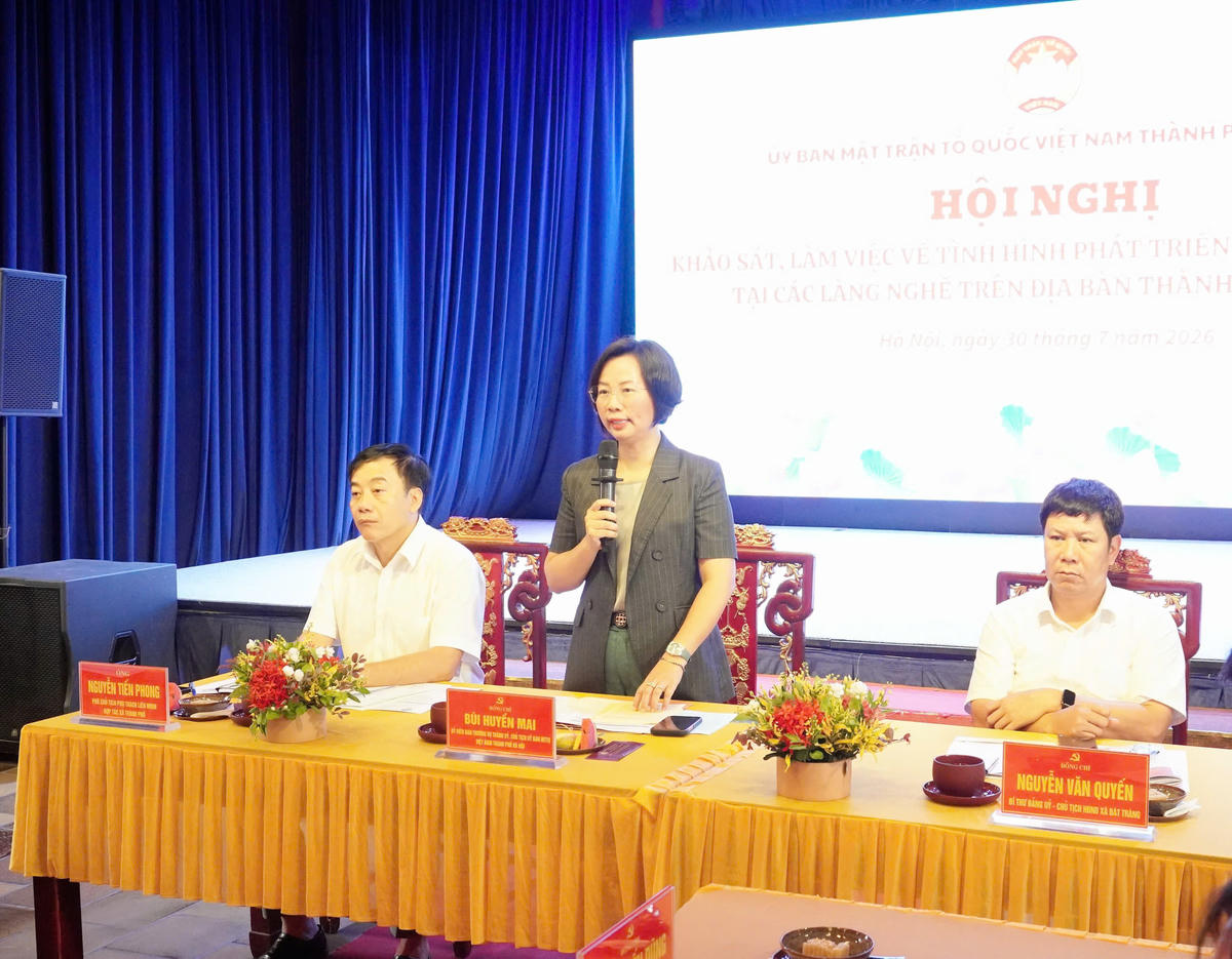 Bà Bùi Huyền Mai, Chủ tịch Ủy ban MTTQ Việt Nam thành phố Hà Nội phát biểu tại hội nghị. Ảnh: PV