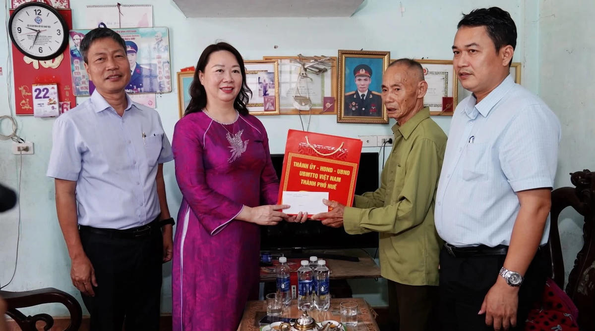 Lãnh đạo Ủy ban MTTQ Việt Nam thành phố Huế thăm, tặng quà gia đình chính sách. Ảnh: Đ.H.